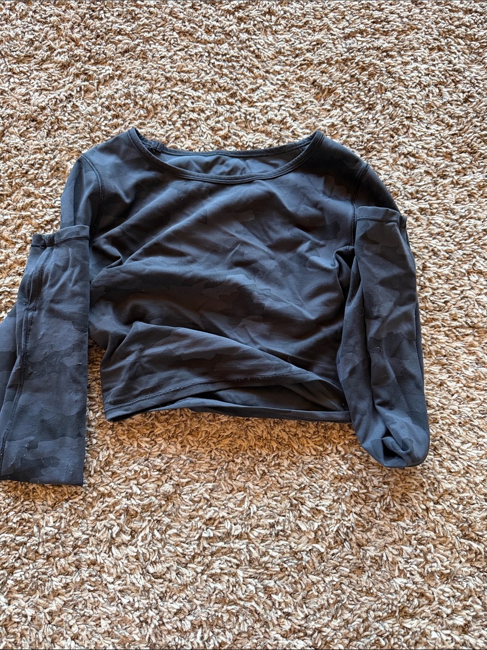Cropped Long-Sleeve Women's Top in Dark Camo